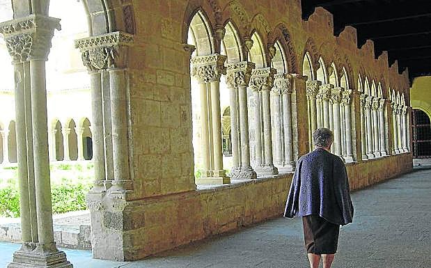 Un mujer pasea por el claustro del monasterio de San María la Real de Nieva. 