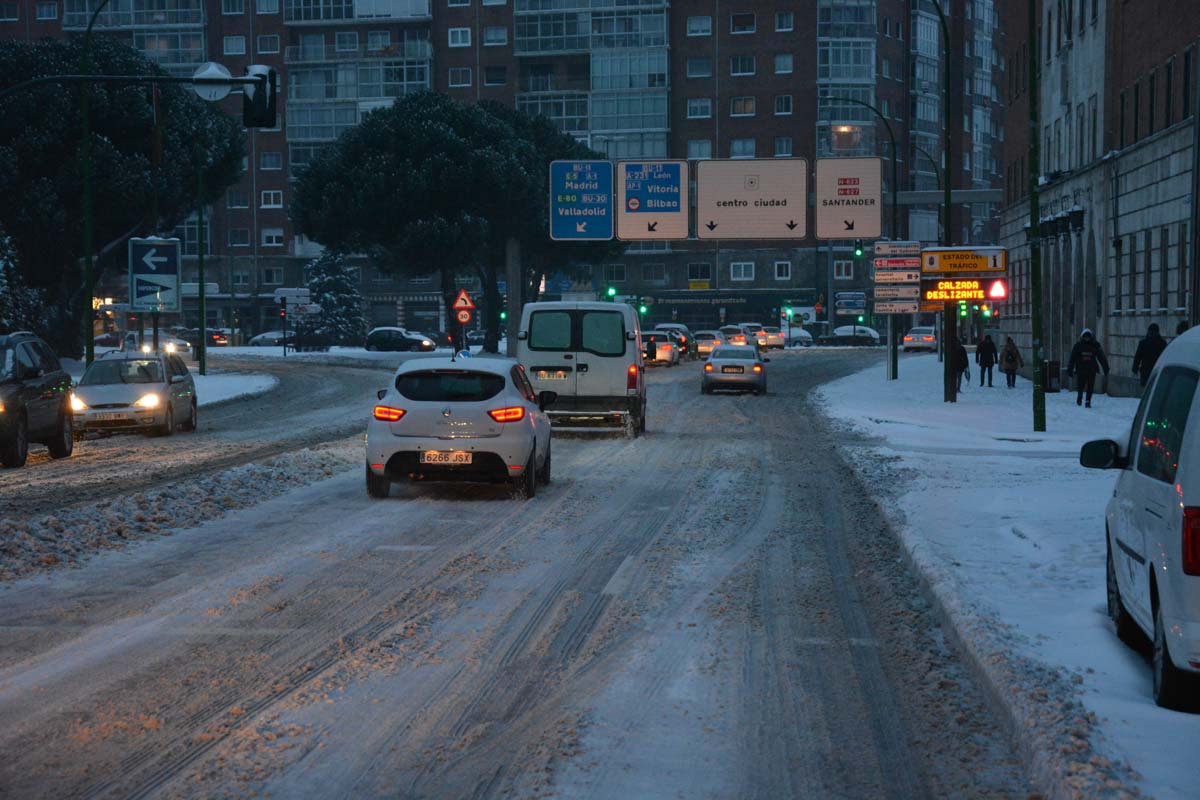 Las prediciciones se han cumplido y la provincia y la capital han amanecido cubiertas de un manto blanco, generandpo numerosas complicaciones en calles y carreteras.