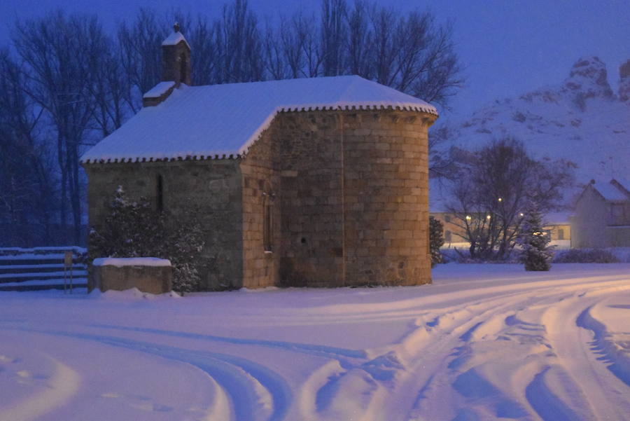 Fotos: Nieve en Aguilar para despedir febrero