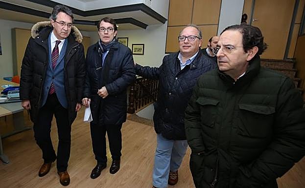 El presidente del PP de Castilla y León, Alfonso Fernández Mañueco (2I), junto al presidente de la Diputación de León, Juan Martínez Majo (I), el diputado nacional por León, Eduardo Fernández (2D), y el senador por León, Luis Aznar (D), durante su visita la comarca del Bierzo. 