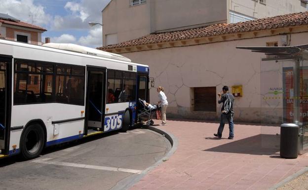 Un autobús urbano en la Overuela. 