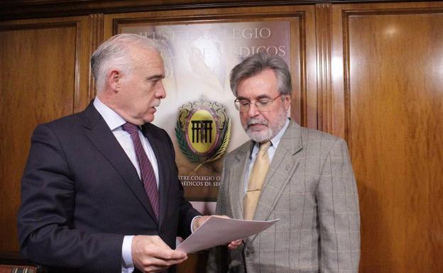 Enrique Guilabert (izq.) y Bernardo Casanova, justo antes de presentar el quinto Congreso de Deontología, este miércoles. 