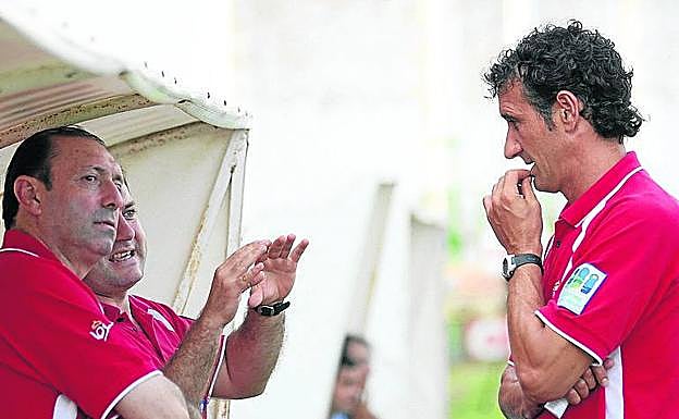 Isidro y Quini escuchan a Revuelta en el Palencia-Sporting de 2006.