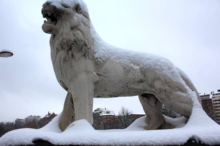 Fotos: La nieve &#039;asalta&#039; la capital leonesa