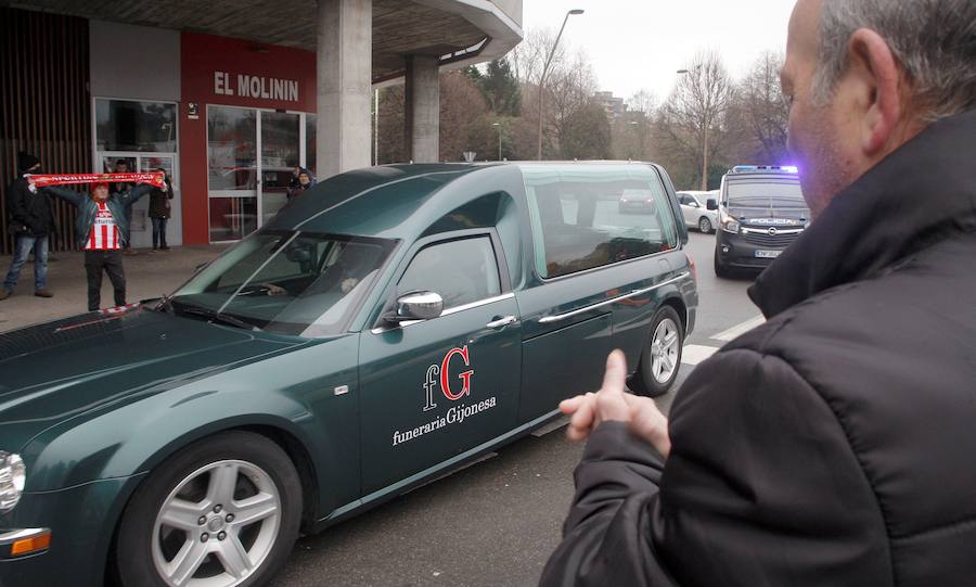 Centenares de personas han acudido al estadio del Sporting para dar su último adiós al mítico futbolista, fallecido el martes. 