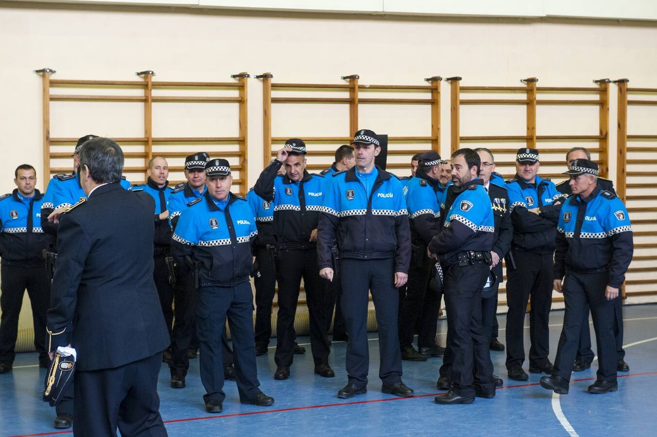 El cuerpo de seguridad local celebra la festividad del Santo Ángel de la Guarda en el pabellón Enrique Serichol