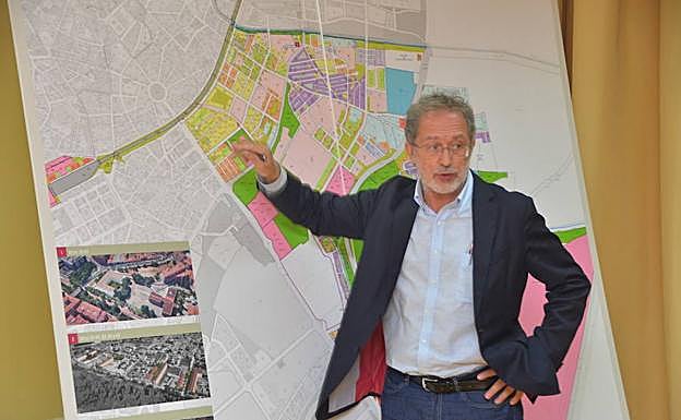 Durante una de las charlas para explicar el nuevo Plan General de Ordenación Urbana. 