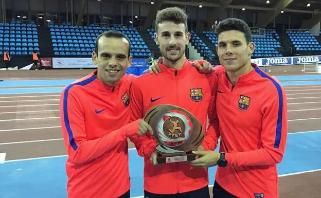 Álvaro de Arriba (centro), tras conquistar la Copa del Rey de Atletismo con el FC Barcelona.