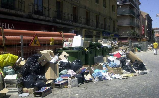 Basura acumulada en una calle de Segovia durante la huelga de 2001.