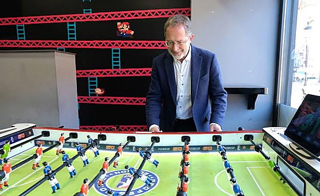 Manuel Saravia, en un salón de recreativos. 