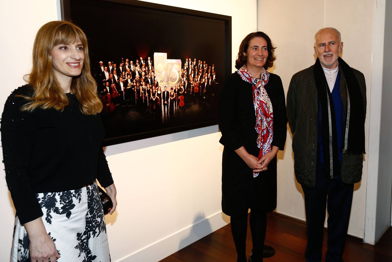 16.12.16 Mar Sancho, directora de Políticas Culturales; Josefa García Cirac, consejera de Cultura, y el maestro Jesús López Cobos, en la exposición fotográfica 'Instantes Oscyl ' que conmemora los 25 años de la Orquesta Sinfónica de Castilla y León 