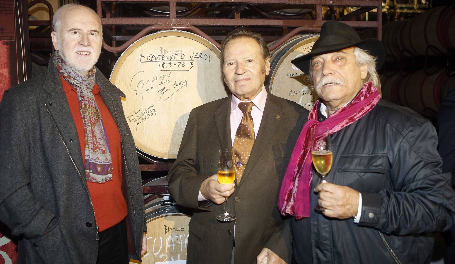 26.10.13 Con el tenor Padro Lavirgen y el bodeguero Juan Antonio Fernández, en la celebración del bicentenario del nacimiento de Giuseppe Verdi celebrado en la bodega Liberalia, de Toro (Zamora).