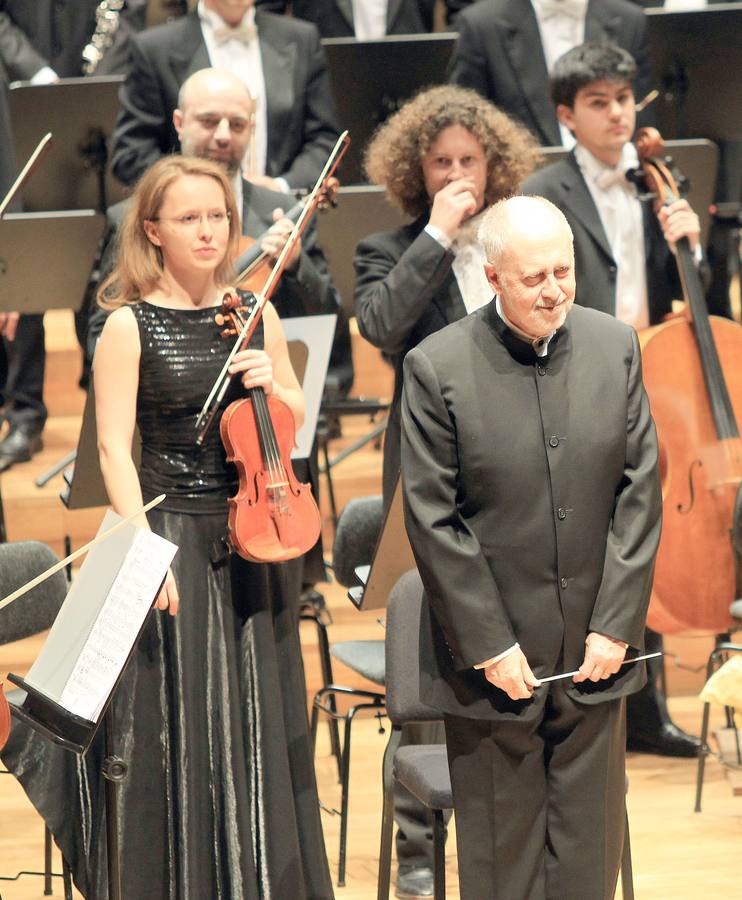 01.04.11 El director López Cobos saluda al término del concierto que ofreció hoy en el Auditorio Miguel Delibes con la Sinfónica de Castilla y León, la Escolanía de Segovia de la Fundación Juan de Borbón y el Coro de la Comunidad de Madrid.