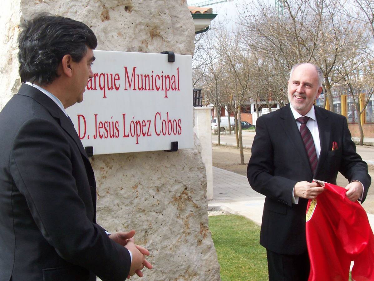 02.03.07 El músico toresano López Cobos descubre la plaza del parque que lleva su nombre.