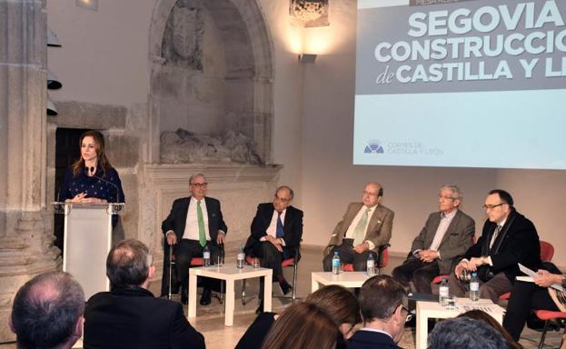 Silvia Clemente interviene en la presentación de una mesa redonda que ha contado con el exministro de UCD Rodolfo Martín Villa, entre otros. 
