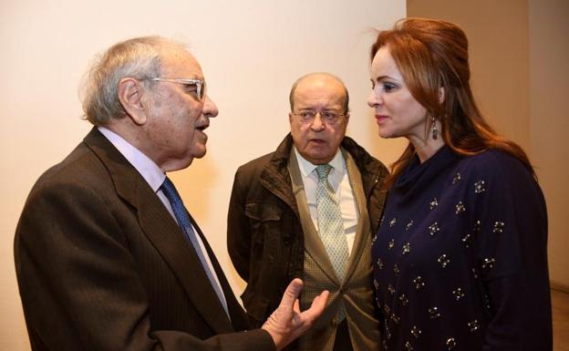 La presidenta de las Cortes de Castilla y León, Silvia Clemente, saluda al exministro de UCD Rodolfo Martín Villa (d) en presencia del que fue secretario provinicial de UCD en Segovia, Luis Pérez de Cossío.