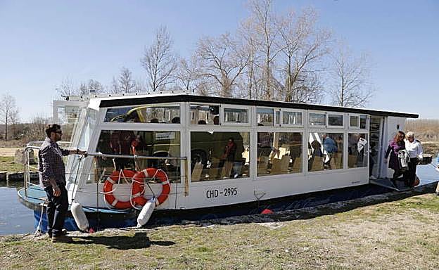 El barco Marqués de la Ensenada en el Canal de Castilla. 