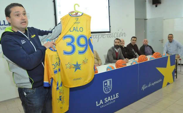 Presentación de la nueva camiseta del Colegio La Salle durante el acto de esta mañana. 