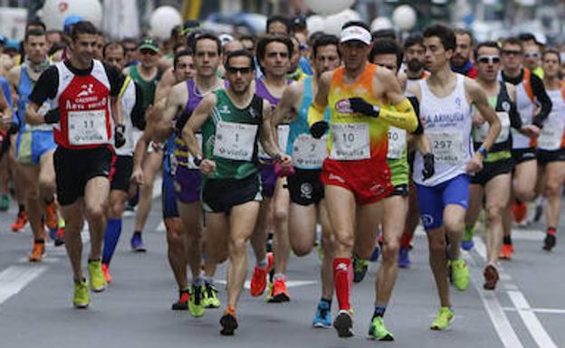 De izquierda a derecha, Javier Alves, Juan Bueno, Jorge Nieto, Roberto Buneo, Javier Núñez, Pablo Rodríguez y Diego Alberto Cuesta en la salida de la Media Maratón de 2017