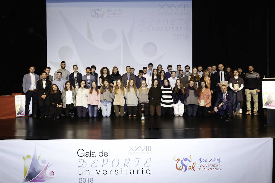Foto de familia con todos los premiados en la Gala Universitaria. 