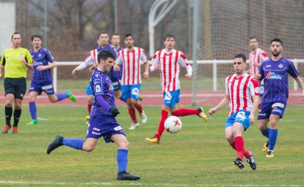 Álex Salt despeja el balón ante la llegada del jugador del Bembibre.