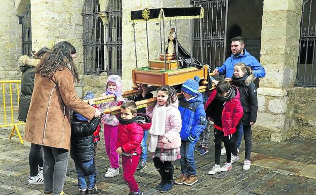 Los jóvenes cofrades alientan las vocaciones con juegos y talleres