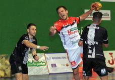 Alonso Moreno intenta un lanzamiento ante la mirada de dos jugadores rivales.