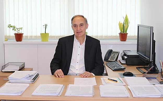 En su despacho de la Facultad de Ciencias.