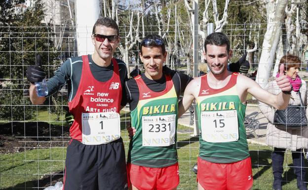 Iván Roade, con el dorsal 15, junto a Luis Miguel Sánchez (2331) y Javier Alves (1), los tres primeros de la Media de Salamanca. 