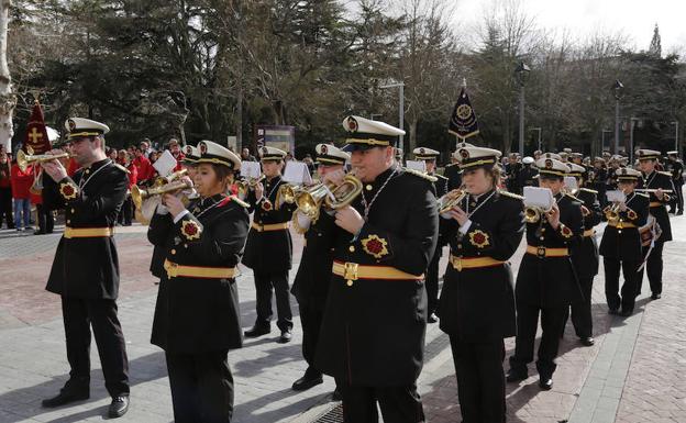 Cofrades del Santo Sepulcro, durante el pasacalles previo al certamen. 