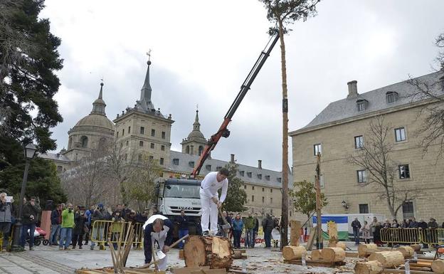 Demostración de los gabarreros junto al Monasterio de San Lorenzo de El Escorial. 