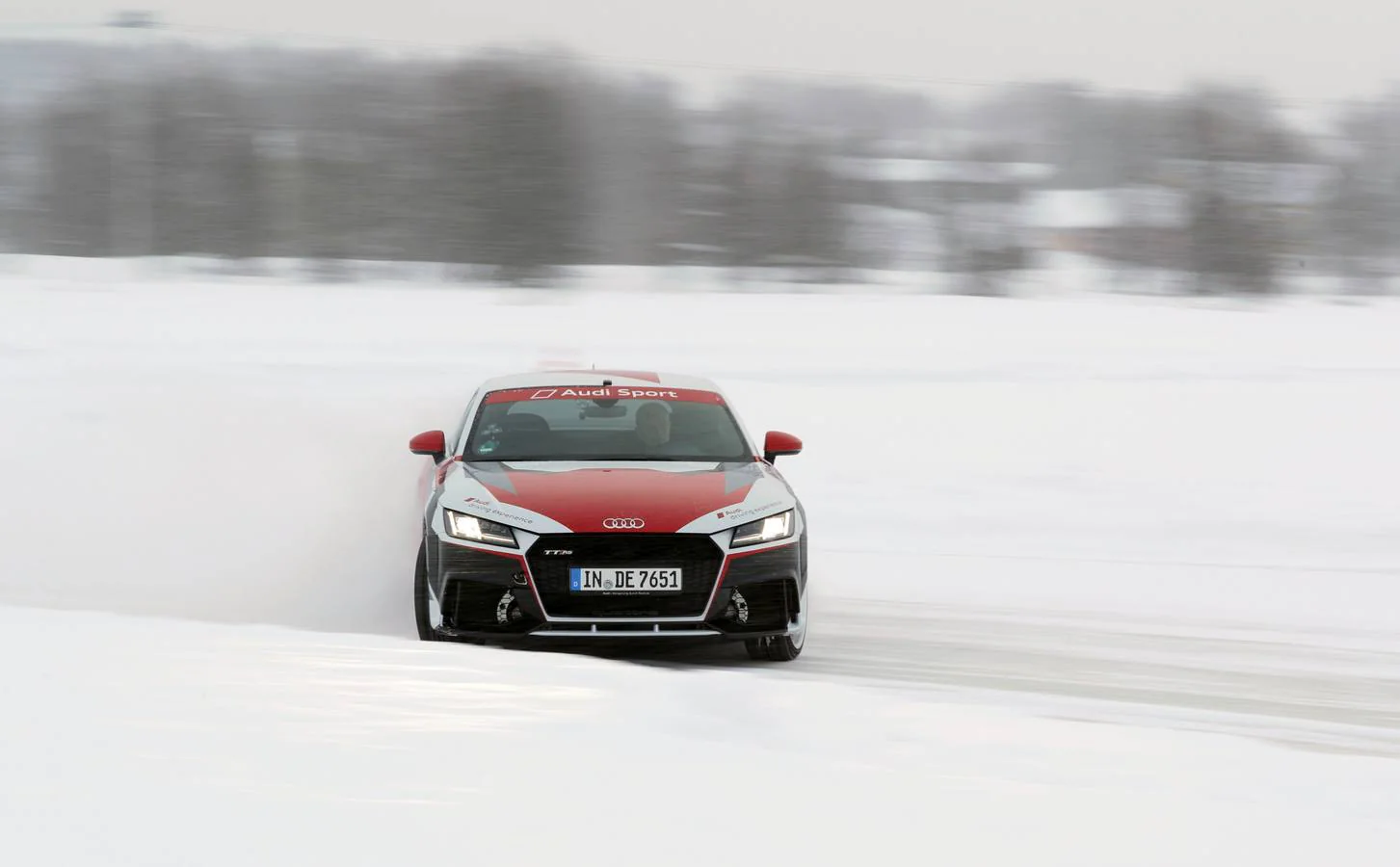 Uno de los mejores cursos de conducción que se pueden realizar en invierno es el 'Audi ice experience'. Una experiencia recomendable que nos ayuda a afrontar con seguridad las peores condiciones de adherencia en carretera.