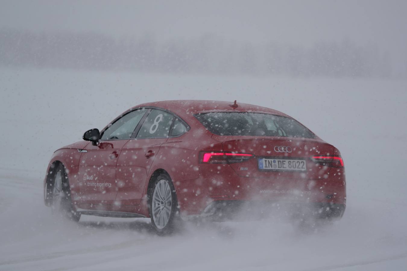 Uno de los mejores cursos de conducción que se pueden realizar en invierno es el 'Audi ice experience'. Una experiencia recomendable que nos ayuda a afrontar con seguridad las peores condiciones de adherencia en carretera.
