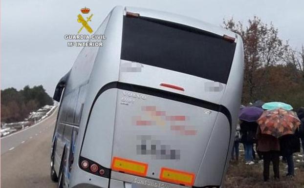Autobús atascado en la cuneta en la carretera entre Ferreras de Abajo y Tábara. 