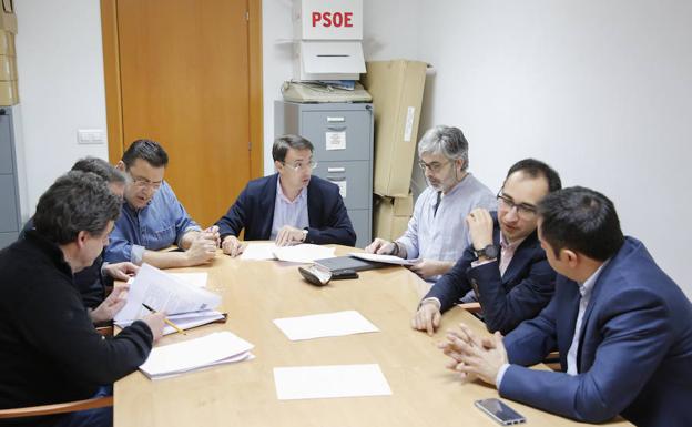 Representantes del PSOE reunidos ayer con integrantes de Adif y Renfe. 