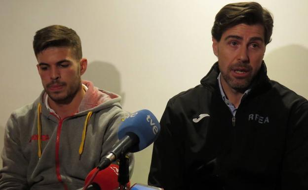 Óscar Husillos, ayer, junto a Raúl Chapado, presidente de la Real Federación Española de Atletismo. 