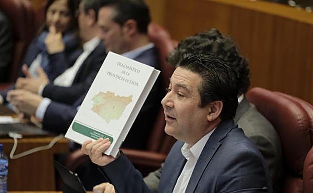 Luis Mariano Santos interpela al presidente de la Junta.