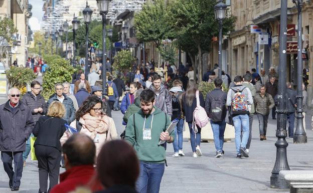 Numerosas personas caminan por la céntrica calle Zamora de Salamanca.