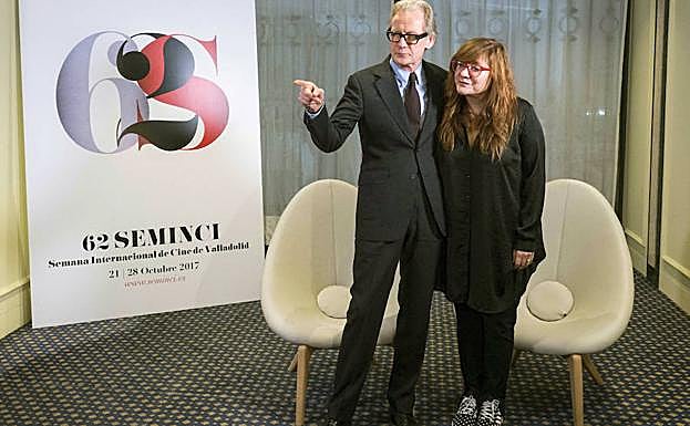 Isabel Coixet y el actor Bill Nighy, junto al cartel durante la presentación de la película 'La librería' que se estrenó en la última edición de la Seminci. 