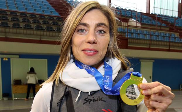 Helena Herrero posa con su medalla.