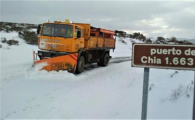 Máquinas de la diptuación de trabajan en carreteras de la provincia abulense. 