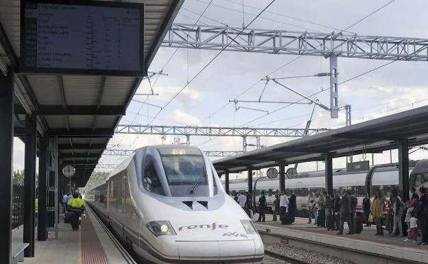 Un tren de alta velocidad, en la estación de Palencia. 
