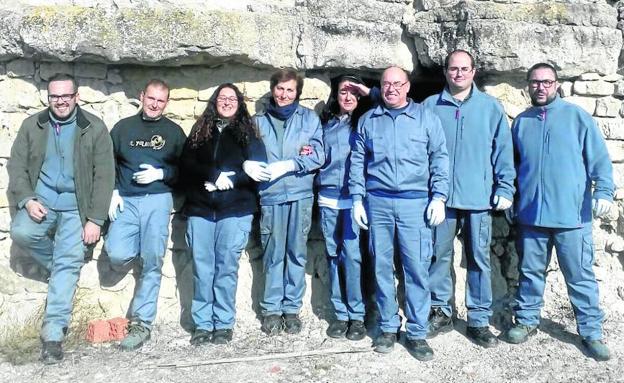 Los participantes del plan de formación, vestidos con el mono de trabajo para llevar a cabo las obras.