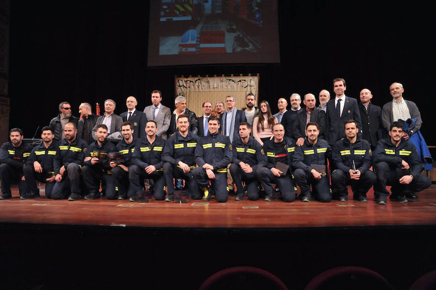 El cuerpo de Bomberos celebró su día grande entre medallas y reivindicaciones. El acto servió como homenaje a los miembros recien jubilados y permitió al jefe del servicio reclamar más plantilla para mantener su alto índicen de rendimiento.