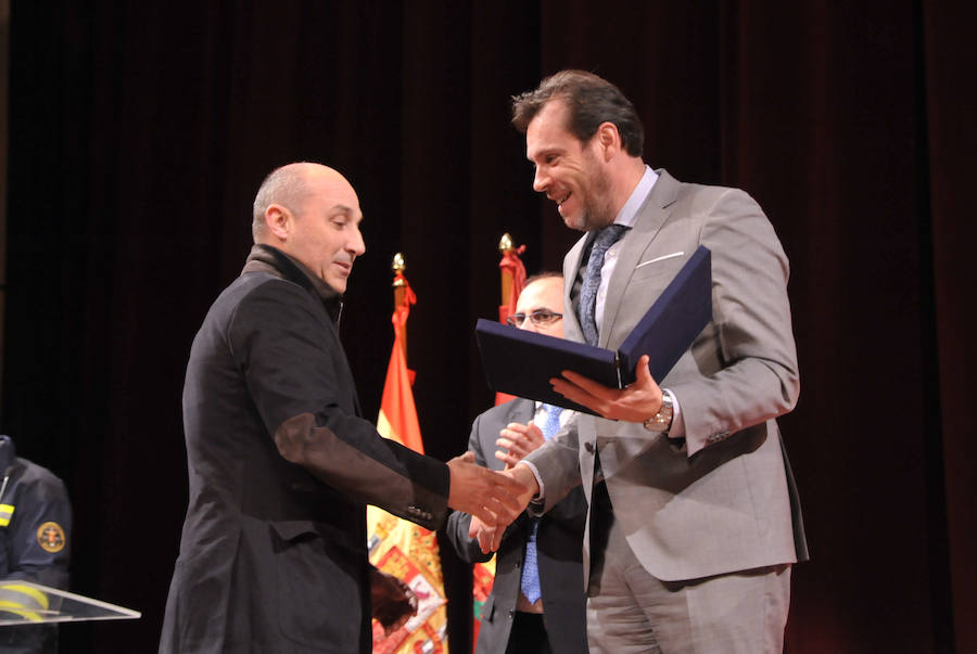 El cuerpo de Bomberos celebró su día grande entre medallas y reivindicaciones. El acto servió como homenaje a los miembros recien jubilados y permitió al jefe del servicio reclamar más plantilla para mantener su alto índicen de rendimiento.