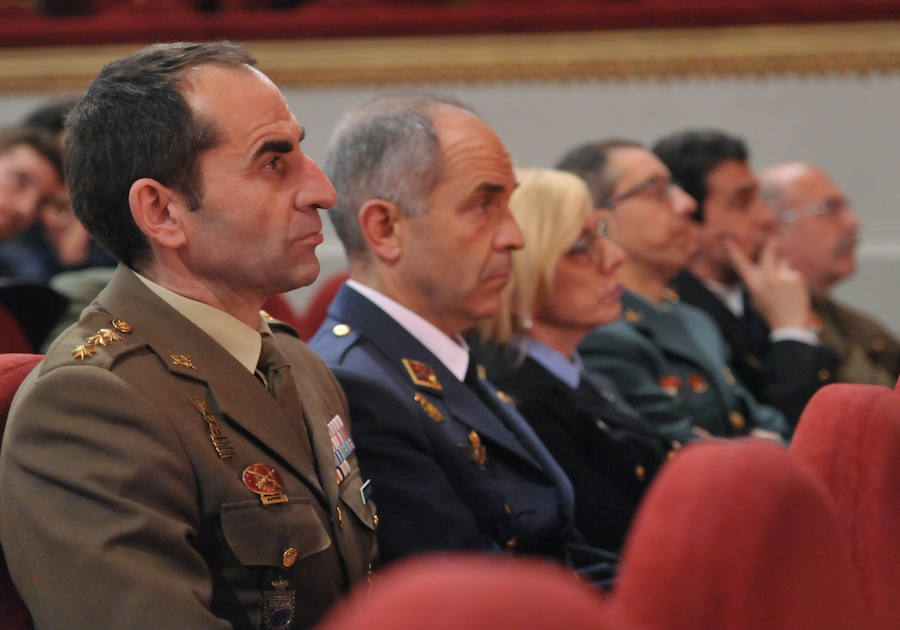 El cuerpo de Bomberos celebró su día grande entre medallas y reivindicaciones. El acto servió como homenaje a los miembros recien jubilados y permitió al jefe del servicio reclamar más plantilla para mantener su alto índicen de rendimiento.