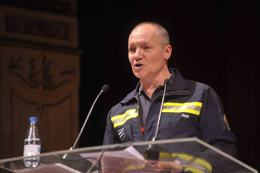 El cuerpo de Bomberos celebró su día grande entre medallas y reivindicaciones. El acto servió como homenaje a los miembros recien jubilados y permitió al jefe del servicio reclamar más plantilla para mantener su alto índicen de rendimiento.