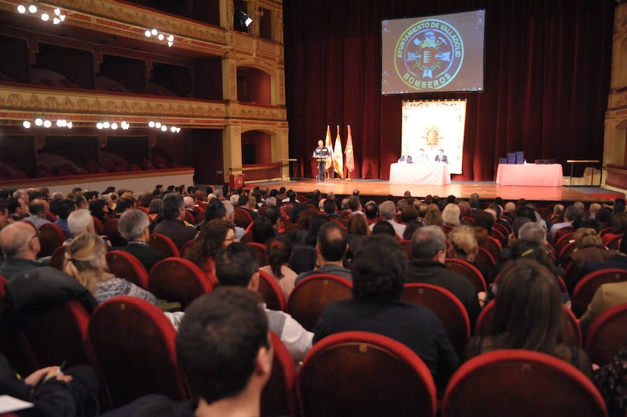 El cuerpo de Bomberos celebró su día grande entre medallas y reivindicaciones. El acto servió como homenaje a los miembros recien jubilados y permitió al jefe del servicio reclamar más plantilla para mantener su alto índicen de rendimiento.