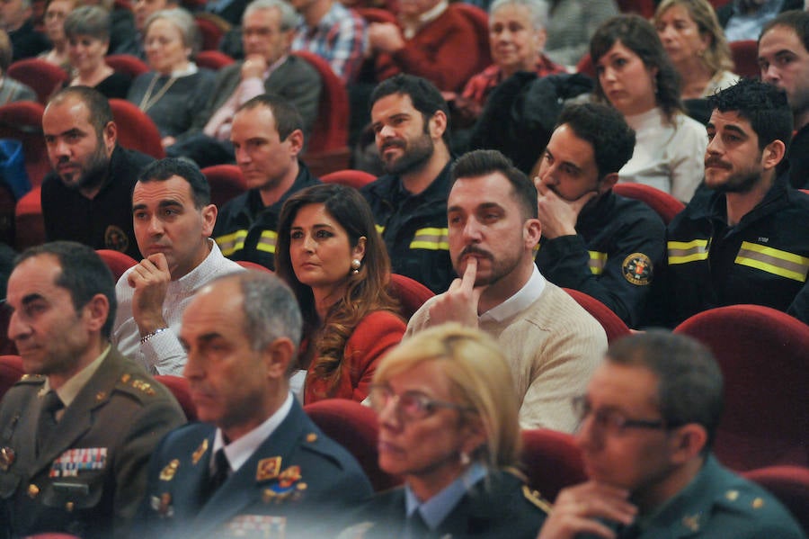 El cuerpo de Bomberos celebró su día grande entre medallas y reivindicaciones. El acto servió como homenaje a los miembros recien jubilados y permitió al jefe del servicio reclamar más plantilla para mantener su alto índicen de rendimiento.