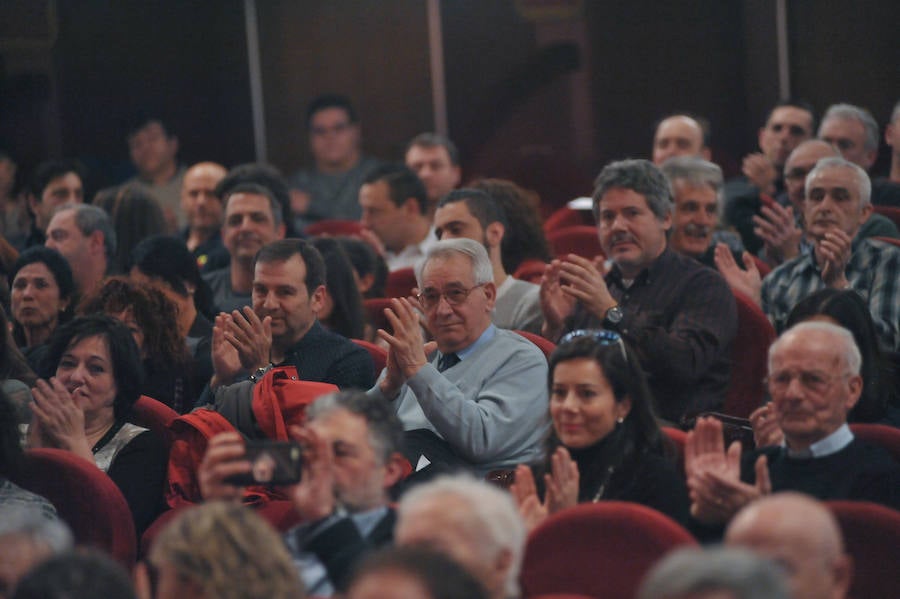 El cuerpo de Bomberos celebró su día grande entre medallas y reivindicaciones. El acto servió como homenaje a los miembros recien jubilados y permitió al jefe del servicio reclamar más plantilla para mantener su alto índicen de rendimiento.